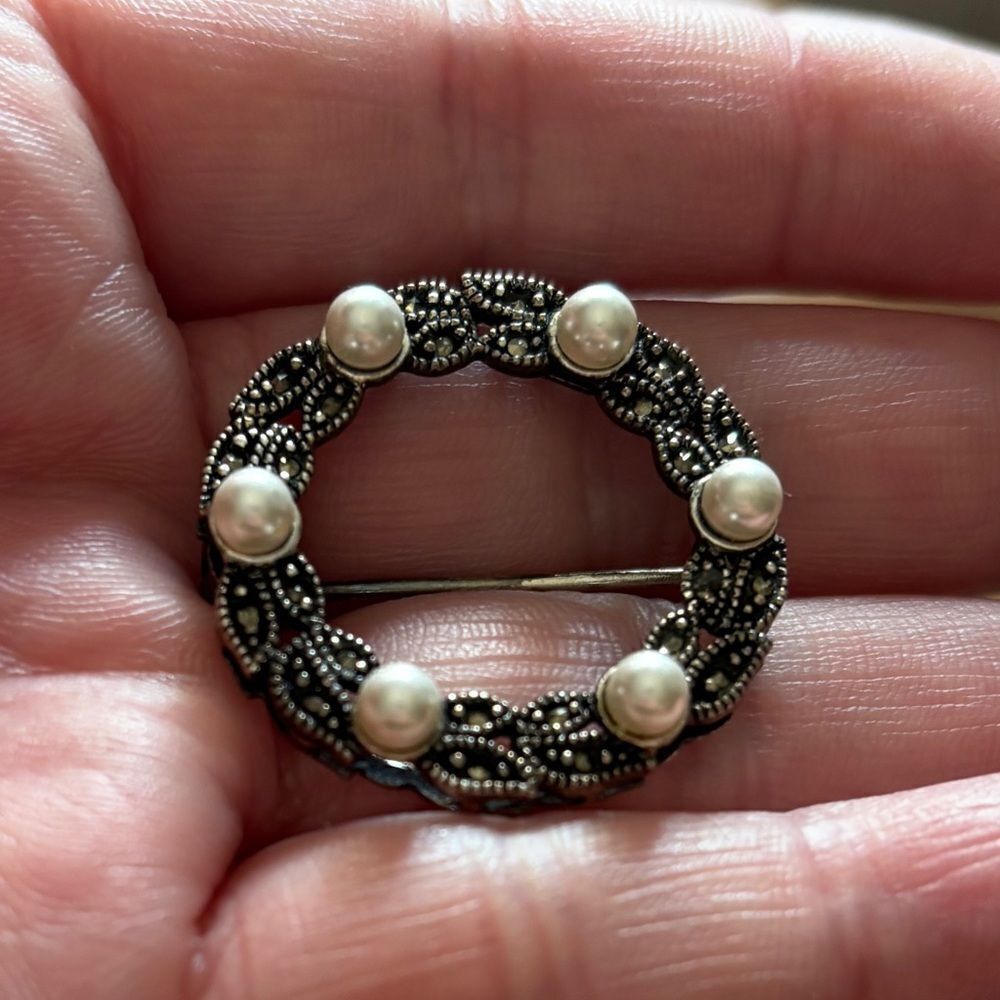 Round Vintage Antiqued Silver 925 brooch with pearl accents